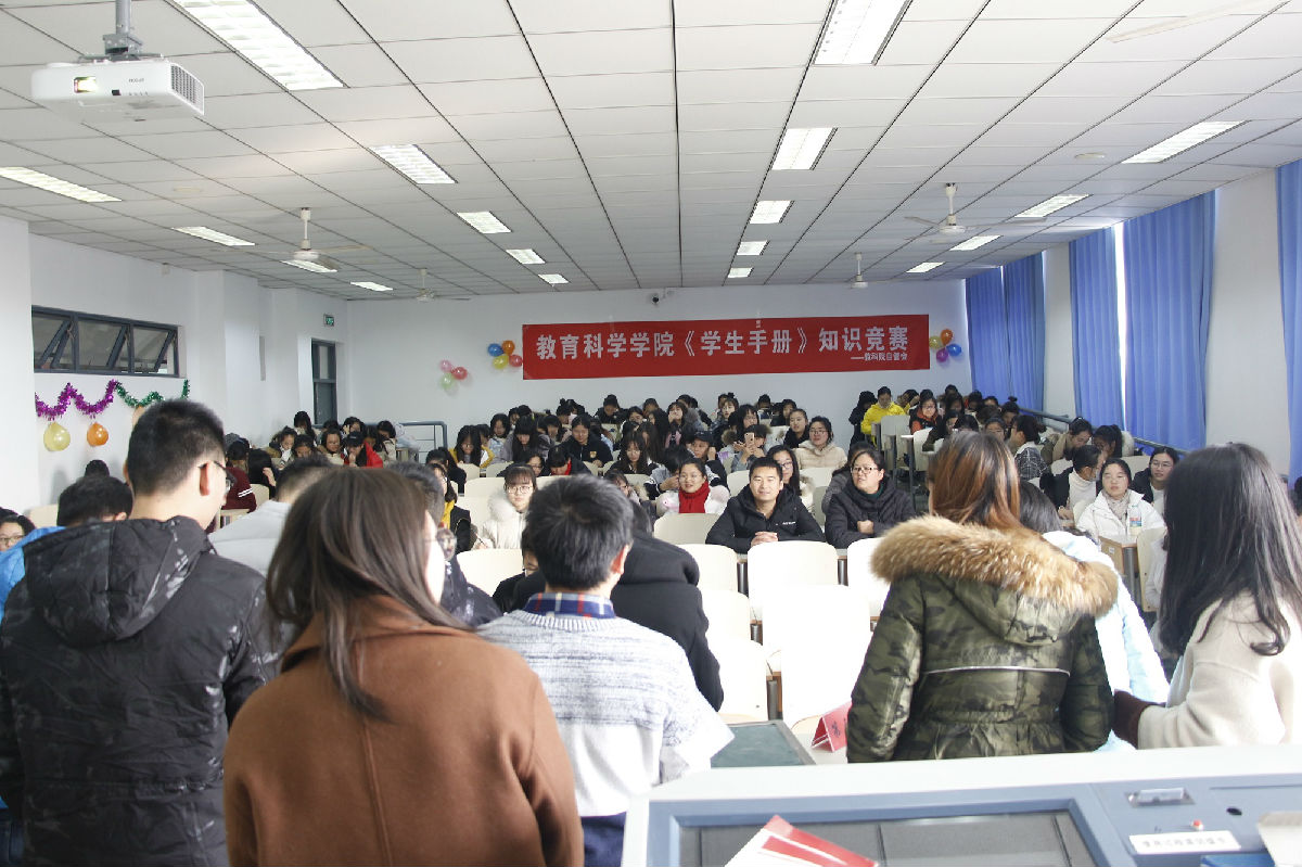 观众同学们在认真观看