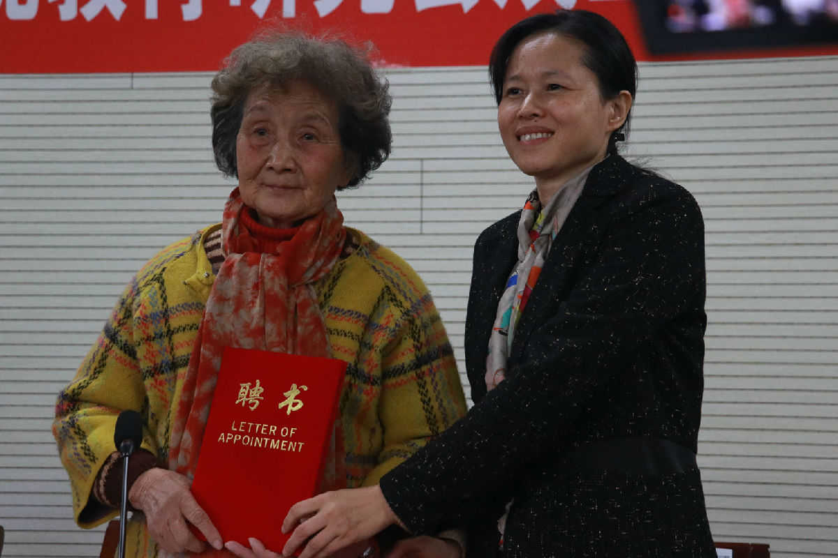 顾菊平副校长为李吉林老师颁发聘书_副本.jpg